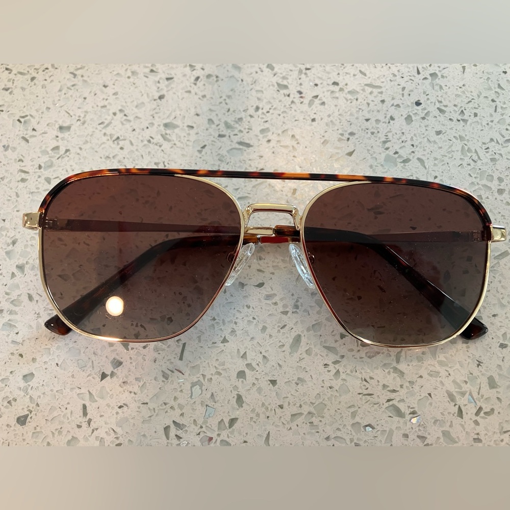 DIFF Polarized Sunglasses NEVER WORN. Includes ca… - image 4